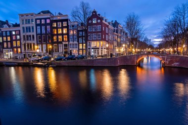 Amsterdam geceleri Hollanda 'da kanal boyunca evler