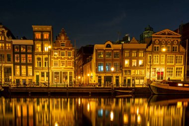 Amsterdam geceleri Hollanda 'da kanal boyunca evler