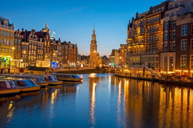 Gün batımında Munt kulesiyle Amsterdam, Hollanda 'dan bir şehir manzarası