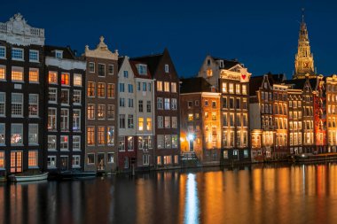 Amsterdam geceleri Hollanda 'daki Damrak boyunca evler
