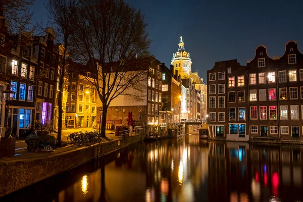 Городской Пейзаж Амстердама Церковью Никласа Нидерландах Ночью — стоковое фото