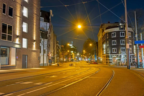 オランダのコロナ危機の間の空のアムステルダムの街の風景夜 — ストック写真