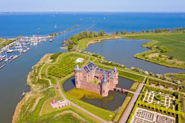  Hollanda 'dan Kral Willem Alexander ve Kraliçe Maxima' nın Hollanda 'daki 2. Dünya Savaşı' nı anmak amacıyla Ulusal Anıt 'ta verdiği çelenk.