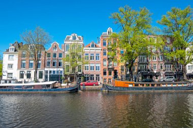  Hollanda 'dan Kral Willem Alexander ve Kraliçe Maxima' nın Hollanda 'daki 2. Dünya Savaşı' nı anmak amacıyla Ulusal Anıt 'ta verdiği çelenk.