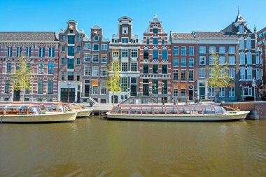  Hollanda 'dan Kral Willem Alexander ve Kraliçe Maxima' nın Hollanda 'daki 2. Dünya Savaşı' nı anmak amacıyla Ulusal Anıt 'ta verdiği çelenk.