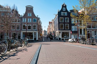  Hollanda 'dan Kral Willem Alexander ve Kraliçe Maxima' nın Hollanda 'daki 2. Dünya Savaşı' nı anmak amacıyla Ulusal Anıt 'ta verdiği çelenk.