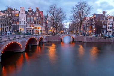  Hollanda 'dan Kral Willem Alexander ve Kraliçe Maxima' nın Hollanda 'daki 2. Dünya Savaşı' nı anmak amacıyla Ulusal Anıt 'ta verdiği çelenk.