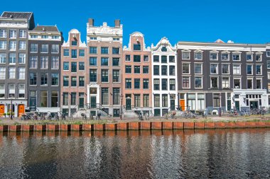 Hollanda cephesi Amsterdam 'daki kanal boyunca Hollanda