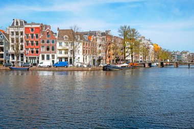 Amsterdam, Hollanda 'daki Amstel nehri boyunca ortaçağ evleri.