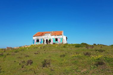 Baharda kırsalda bir tepede terk edilmiş eski bir harabe.