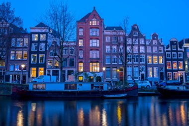 Hollanda, Amsterdam 'dan şehir manzarası. Gün batımında Amstel' de.