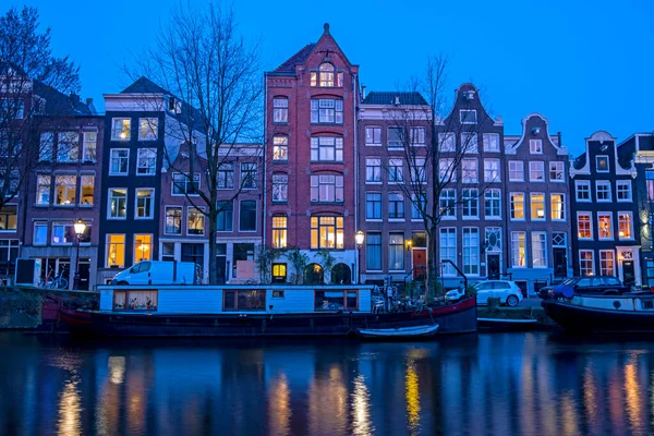 来自荷兰阿姆斯特丹的城市风景 日落时分在Amstel — 图库照片