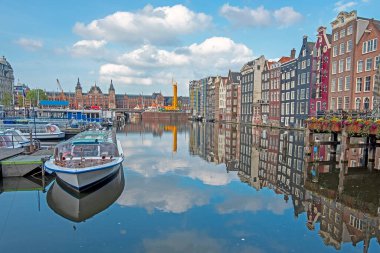 Hollanda 'daki Merkez İstasyonu ile Amsterdam' dan şehir manzarası