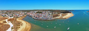 Algarve Portekiz 'deki Ferragudo köyünden hava manzarası.