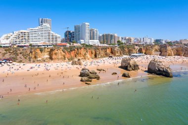 Praia da Rocha 'dan Algarve Portekiz' deki Portimao yakınlarında bir hava aracı.