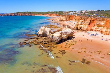 Praia da Rocha 'dan Algarve Portekiz' deki Portimao yakınlarında bir hava aracı.