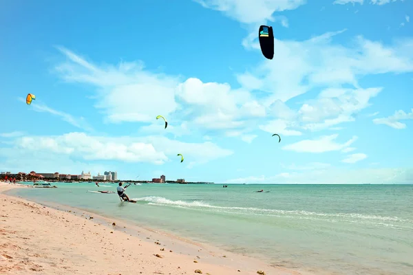 加勒比海阿鲁巴岛棕榈滩的风筝冲浪 — 图库照片