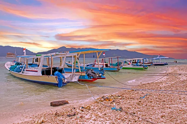 Barcos Tradicionales Isla Gili Meno Indonesia Atardecer — Foto de Stock