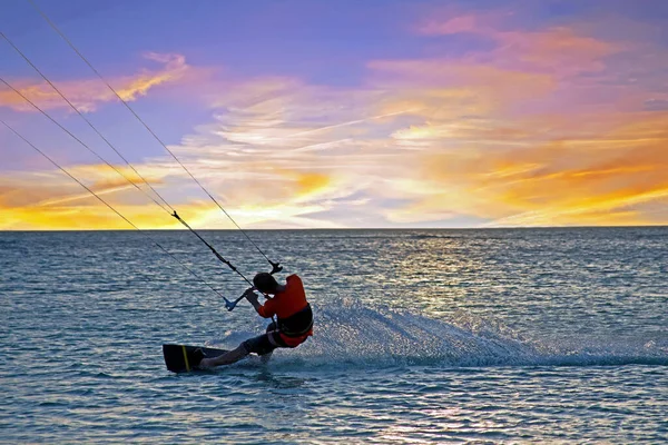 Kitesurfing Vid Palm Beach Aruba Karibiska Havet Vid Solnedgången — Stockfoto