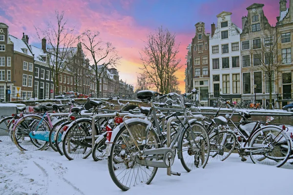 夕日のオランダの雪に覆われたアムステルダムからの街の風景 — ストック写真