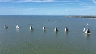 Hollanda, Friesland 'deki Stavoren yakınlarındaki IJsselmeer' de yapılan yarışma skutsjessilen hava videosu.