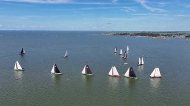 Hollanda, Friesland 'deki Stavoren yakınlarındaki IJsselmeer' de yapılan yarışma skutsjessilen hava videosu.