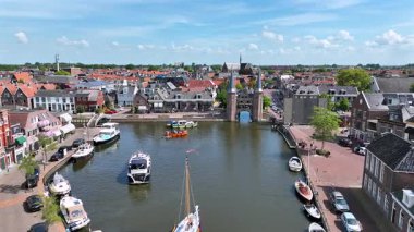 Hollanda, Friesland 'da su kapısı olan tarihi şehirden gelen hava aracı Sneek