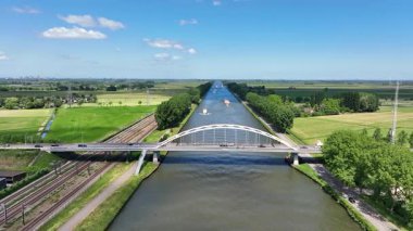Hollanda 'daki Amsterdam Rijn Kanalı' ndaki Loenersloot köprüsünden havadan.