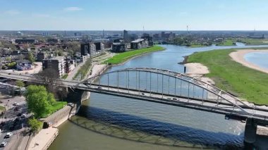 Hollanda 'daki Arnhem yakınlarındaki John Frost köprüsünden havadan.