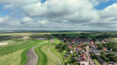 Hollanda 'nın Wadden Denizi' ndeki tarihi Moddergat kasabasından havadan.