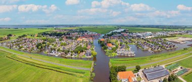 Hollanda 'nın Friesland kentindeki su sporları kasabasındaki IE' den havadan manzara.