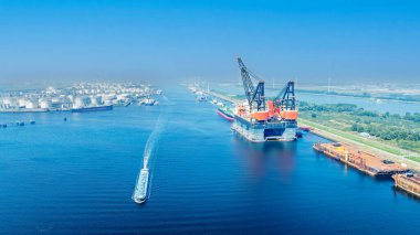 Hollanda 'daki Rotterdam limanındaki sanayi havacılığı.