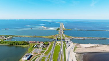 Hollanda 'daki Afsluitdijk' teki Kornwerderzand 'daki atıklardan gelen hava.