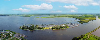 Friesland, Hollanda 'daki Sneek haftasında Sneekermeer' den gelen hava manzarası.