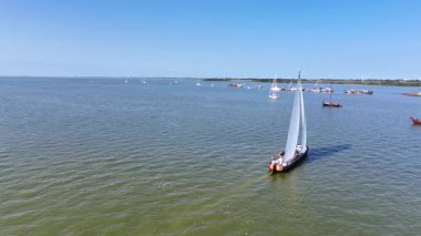 Hollanda 'daki IJsselmeer' de yelken açan eski bir ahşap yelkenlinin havası.