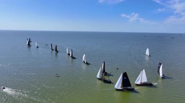Hollanda, Friesland 'deki Stavoren yakınlarındaki IJsselmeer' de yapılan yarışma skutsjessilen hava videosu.