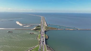 Hollanda 'daki Afsluitdijk' teki Kornwerderzand kanallarından gelen hava.