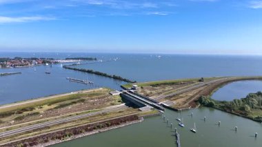 Hollanda 'daki Enkhuizen yakınlarındaki Krabbersgat navigasyon kanalından.