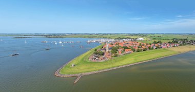 Hollanda 'daki IJsselmeer' de tarihi Hindeloopen kasabasından hava manzarası