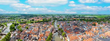 Hollanda 'nın tarihi şehri Dokkum' un hava manzarası.