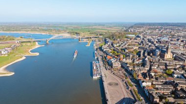 Tarihsel şehir Nijmegen 'den Hollanda' daki Waal nehrine gelen hava aracı.