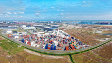 Hollanda 'daki Rotterdam limanındaki sanayi havacılığı.