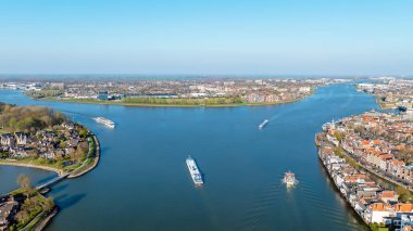 Hollanda Dordrecht yakınlarındaki Dordtse Kil ve Old Maas nehrinden gelen gemi.