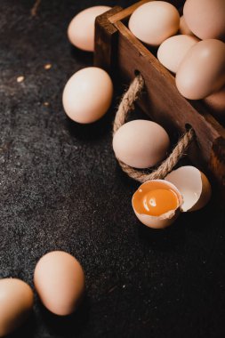 Karton yumurta tepsisi ya da ahşap kutularda taze tavuk yumurtası.