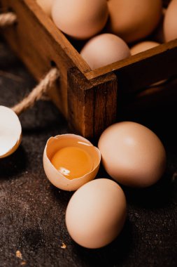 Karton yumurta tepsisi ya da ahşap kutularda taze tavuk yumurtası.