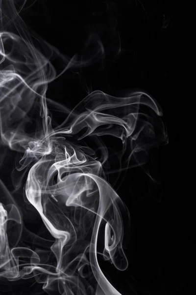 黒い背景に白い煙や蒸気の渦 — ストック写真