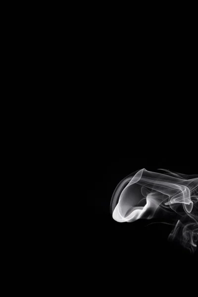 Abstract witte rook of stoom wervelt op zwarte achtergrond — Stockfoto