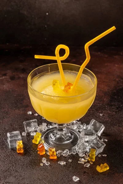 Deliciosa bebida refrescante fría de batido de ananas en copa de cóctel — Foto de Stock