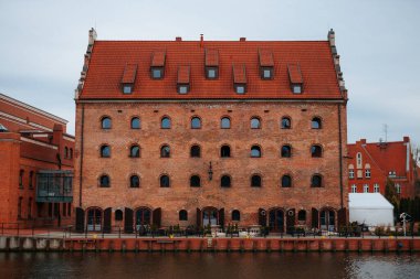 Polonya 'nın eski Gdansk kasabası Polska ve güzel eski Polonya stili evleri olan motlawa nehri..