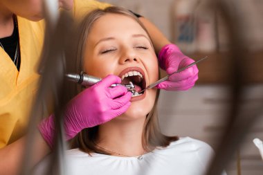 Dişçideki güzel sarışın kadınlar, diş bakımı.